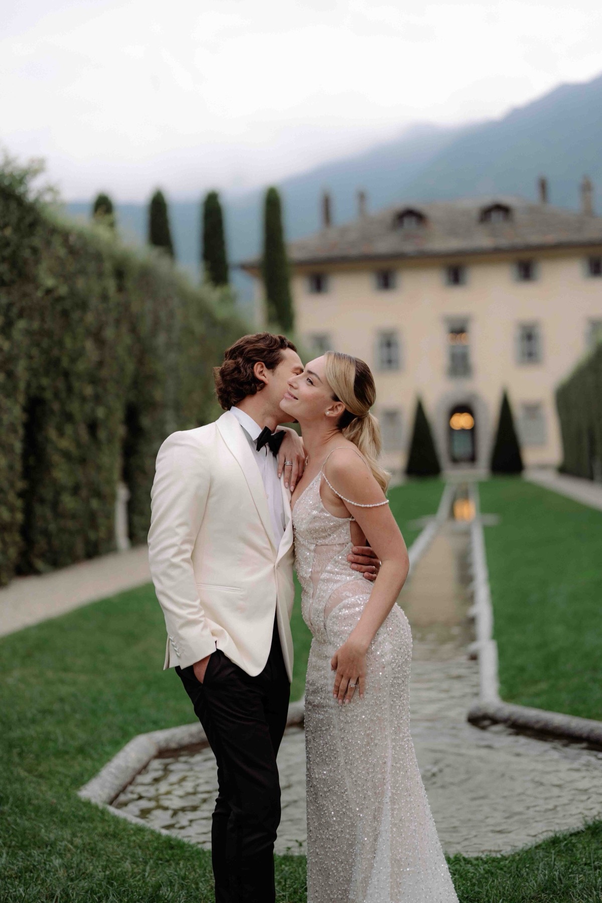 Couple kissing in an Italian villa garden